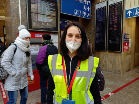 Valia och hennes 13-åriga son lyckades nyligen efter en svår resa ta sig från hemorten i centrala Ukraina till den slovakiska huvudstaden. I dag är hon en av de frivilligarbetare som hjälper till att ta emot de många nya ukrainska flyktingar som dagligen anländer till Bratislavas centralstation.
