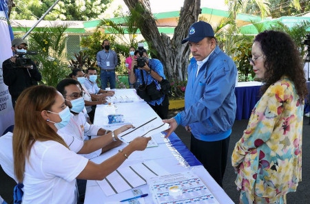 President Daniel Ortega och hans fru, vicepresident Rosario Murillo, röstar i valet 7 november 2021. En rad andra kandidater hade gripits före valet och paret Ortega/Murillo vann med 75 procent av rösterna.