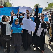 En liten grupp kvinnor och flickor demonstrerar utanför talibanernas utbildningsdepartement i Kabul den 26 mars för att kräva att skolorna öppnas för flickor.
