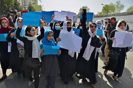 En liten grupp kvinnor och flickor demonstrerar utanför talibanernas utbildningsdepartement i Kabul den 26 mars för att kräva att skolorna öppnas för flickor.