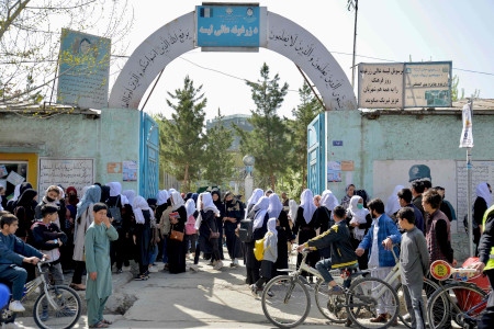 Bara efter några timmar efter att skolorna den 23 mars hade öppnats för tonårsflickor i Afghanistan stängdes de igen av talibanerna. Besvikna skolflickor tvingades gå hem som här i Kabul.