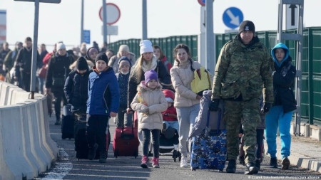 Flyktingar från Ukraina anländer till Polen 6 mars. Fram till 16 mars hade Polen tagit emot 1,85 miljoner människor från Ukraina.
