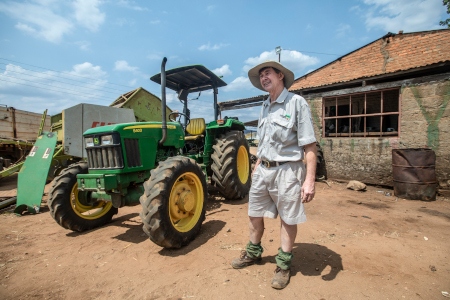 Den vite lantbrukaren Andrew Pascoe driver Ivordale farm några mil utanför Zimbabwes huvudstad Harare. Han blev av med stora markarealer i samband med landreformerna i landet.