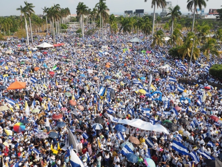Stora delar av befolkningen anslöt sig snabbt till protesterna 2018.