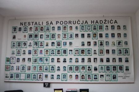 7 000 till 8 000 personer som ”försvann” under Bosnienkriget har inte återfunnits. I Sarajevoförorten Hadžići försvann kring 250 människor. 74 av dem saknas fortfarande 30 år efter att kriget bröt ut.  