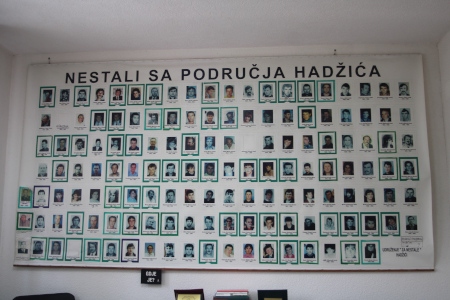 7 000 till 8 000 personer som ”försvann” under Bosnienkriget har inte återfunnits. I Sarajevoförorten Hadžići försvann kring 250 människor. 74 av dem saknas fortfarande 30 år efter att kriget bröt ut.