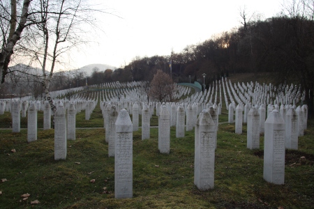 Cirka 8 000 personer dödades under folkmordet i Srebrenica. Kvarlevorna av cirka 7 000 personer har hittats och begravts på ”minnesgravplatsen för folkmordet i Srebrenica” i Potočari i östra Bosnien och Hercegovina.