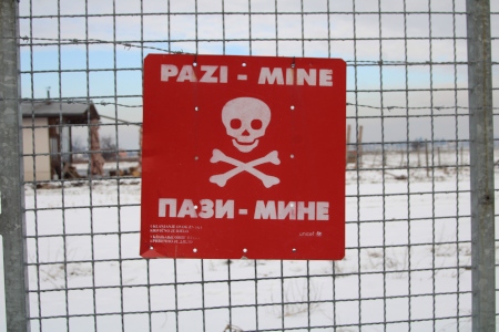 Cirka 1 000 kvadratkilometer av Bosnien och Hercegovinas yta är fortfarande drabbad av landminor efter kriget. I sökandet efter massgravar måste ibland minröjare sättas in.