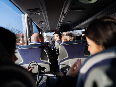 Bussen med romska flyktingar från Ukraina på väg.