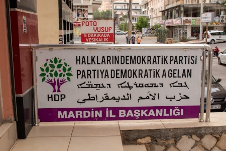 Det prokurdiska partiet HDP har drabbats hårt av förföljelse. Partiets ledare Selahattin Demirtaş och Figen Yüksekdağ är fängslade sedan 2016 respektive 2017.