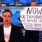 Marina Ovsiannikova genomförde den 14 mars en protest i direktsändning i en rysk TV-kanal.