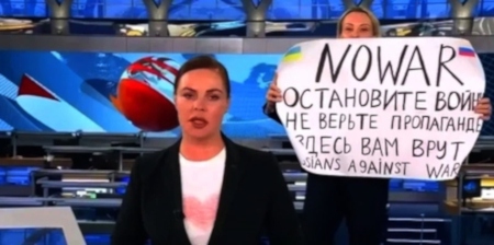 Marina Ovsiannikova genomförde den 14 mars en protest i direktsändning i en rysk TV-kanal.