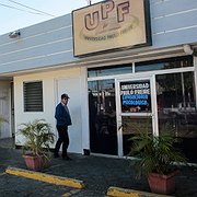 En arbetare går förbi universitetet Paulo Freire i Nicaraguas huvudstad Managua. Den 3 februari stängdes sex universitet i Nicaragua.