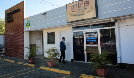 En arbetare går förbi universitetet Paulo Freire i Nicaraguas huvudstad Managua. Den 3 februari stängdes sex universitet i Nicaragua.