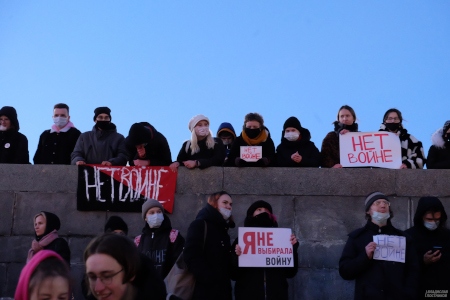 Protest mot Rysslands invasion i Jekaterinburg i Ural den 24 februari. De första dagarna demonstrerade tusentals människor mot kriget runt om i ryska städer.