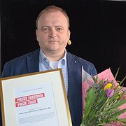 Pressfrihetspriset, som Aleh Aheyeu tog emot i Stockholm, är inte det enda pris som BAJ har fått i dagarna. Organisationen fick även UNESCO:s globala pressfrihetspris liksom the Difference Day Honorary Title från Europeiska journalistfederationen. Pressfrihetspriset, som Aleh Aheyeu tog emot i Stockholm, är inte det enda pris som BAJ har fått i dagarna. Organisationen fick även UNESCO:s globala pressfrihetspris liksom the Difference Day Honorary Title från Europeiska journalistfederationen.