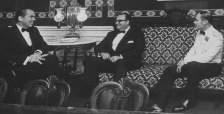  USA:s president Richard Nixon tar emot Nicaraguas diktator Anastasio Somoza 2 juni 1971. Till höger  Alexander M. Haig, som då var biträdande nationell säkerhetsrådgivare. Somozadynastin styrde Nicaragua 1936-1979 och backades upp av USA.