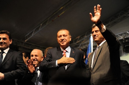 Erdoğan (i mitten) tillsammans med Kosovos dåvarande premiärminister Hashim Thaçi, Thaçi, blev senare president men sitter sedan 2020 i häkte i Haag, åtalad av krigsförbrytartribunalen för Kosovo för krigsförbrytelser 1997-1999. 