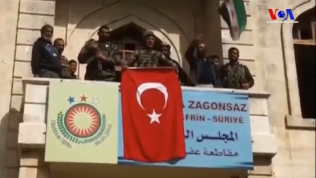 18 mars 2018. Turkiska styrkor och deras syriska allierade har intagit Afrin i nordvästra Syrien. I byggnaden hade tidigare det syriska kurdiska partiet PYD:s regering haft sitt högkvarter.