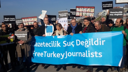 Journalister i Turkiet protesterar den 10 december 2016 mot fängslandet av journalister.