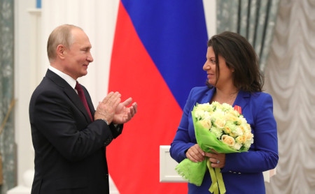 Vladimir Putin ger den 23 maj 2019 Alexander Nevskij-orden till RT:s chefredaktör Margarita Simonyan. Nevskij föddes 1221 och är en rysk nationalhjälte och helgon.