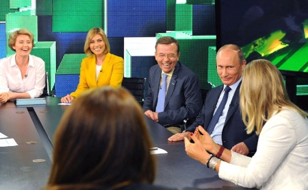 Rysslands president Vladimir Putin med glada journalister vid ett besök på Russia Today 1 januari 2013.