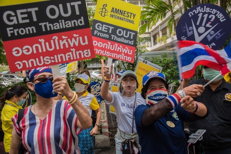 Rojalister och nationalister protesterar mot Amnesty i Thailand utanför regeringsbyggnader i Bangkok.