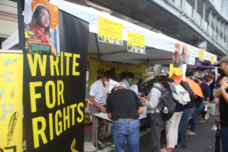 Amnesty samlar in namn för Write for Rights (”Skriv för frihet” i Sverige) i Bangkok den 30 oktober 2021. Den thailändska studenten Panusaya “Rung” Sithijirawattanakul (bilden) var ett av fallen som lyftes fram globalt.
