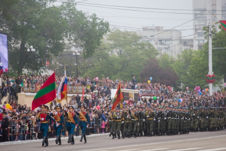 Soldater från Ryssland och Transnistrien i parad på Segerdagen 2016 i Tiraspol.