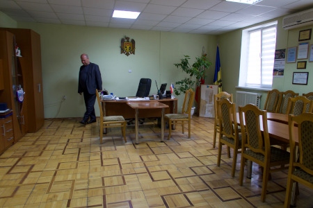 Alexandr Nichitenko, borgmästare sedan elva år i Varnita, vill helst inte prata politik. 