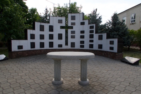 Utanför stadshuset i Varnita finns ett minnesmonument över de som stupade i kriget 1992.