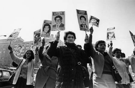 Kvinnor protesterar utanför La Moneda-palatset under diktaturen och kräver besked om var deras försvunna anhöriga finns. 