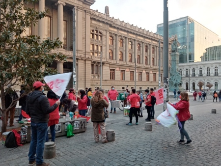 Nästan varje dag samlades demonstranter utanför den konstituerande församlingen för att ta ställning i frågor som berörde dem. Här protesterar landets största fackförening CUT för fackliga rättigheter.