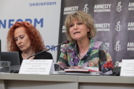 Donatella Rovera och Agnès Callamard på presskonferens i Kiev den 6 maj.