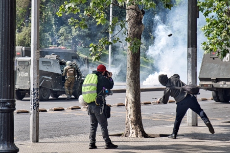 Stenar mot karabinjärerna i Santiago den 19 oktober 2019.