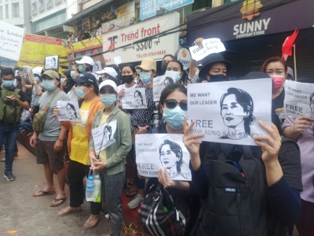 Den 8 februari 2021 krävde demonstranter i Yangon att Aung San Suu Kyi skulle friges. Den tidigare statskanslern greps vid militärkuppen den 1 februari.