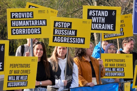 Den 24 mars höll Amnesty en global aktionsdag i protest mot Rysslands invasion. Här är det nederländska Amnesty som samlats utanför Rysslands ambassad i Haag.