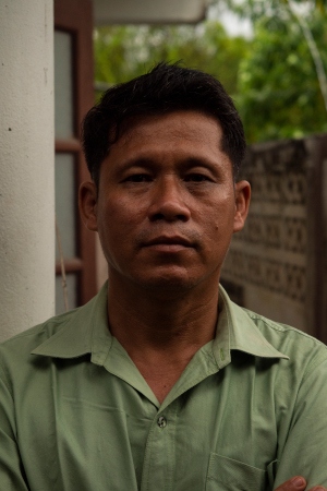 ”Aung” valde att hoppa av från Myanmars militär och fly till Thailand. Han menar att de flesta soldater vet att de kämpar på fel sida, men att de av olika anledningar inte vågar hoppa av.