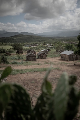 Många av samhällena på södra Madagaskar är isolerade och ligger långt ifrån varandra. I byn Elomaka finns inget vatten och varje morgon tvingas byborna gå tre timmar till närmsta ej uttrorkade flod och sedan tre timmar tillbaka.