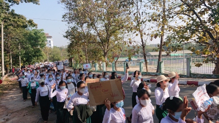 Lärare protesterar i Hpa-An, Kayin-staten, den 9 februari 2021 mot militärkuppen i Myanmar.