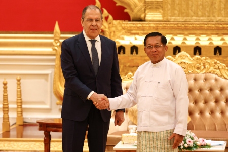 Rysslands utrikesminister Sergej Lavrov träffar militärens ledare Min Aung Hlaing vid ett besök i Myanmars huvudstad Naypyitaw den 3 augusti.