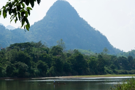 Strax norr om Mae Sot markerar Moeifloden gränsen mellan Thailand och Myanmar. Genom decennierna har flyktingar i olika vågor tagit sig över här, på flykt undan den fruktade militären. Sedan kuppen den 1 februari 2021 har flyktingarna återigen ökat.