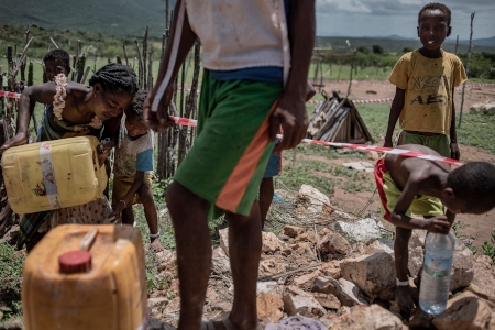 70 procent av befolkningen på södra Madagaskar saknar tillgång till rent vatten och måste många gånger gå i timmar till närmsta vattenkälla.