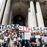 Hundratals författare och andra personer samlades vid New Yorks bibliotek den 19 augusti för att i solidaritet med Salman Rushdie läsa från hans verk i ett livesänt evenemang.