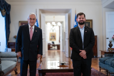 Avgående president Sebastián Piñera tar emot Chiles nye president Gabriel Boric (till höger)  i La Moneda-palatset. Boric var kandidat för en vänsterkoalition och vann i valet i december 2021.  