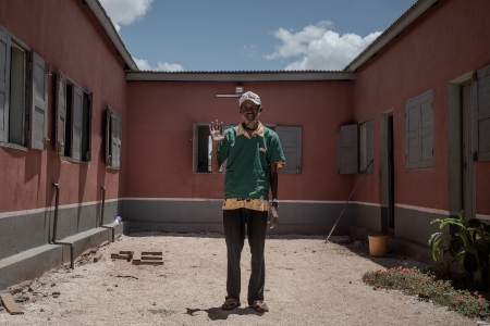 Roselein Danny gav upp sitt jobb som turist för att återvända till sin hemstad Ambovombe och jobba på sjukhuset. 