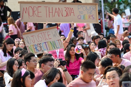  Tusentals personer samlades den 18 juni till det årliga ”Pink Dot” i Hong Lim Park i Singapore. Här krävdes att paragraf 377A ska avskaffas och att diskriminering mot hntqi-personer upphör.