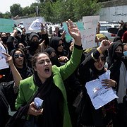 Den 13 augusti ropade afghanska kvinnor ”bröd, arbete, frihet” i en demonstration. Talibanerna sköt skott i luften och slog demonstranter för att upplösa manifestationen.