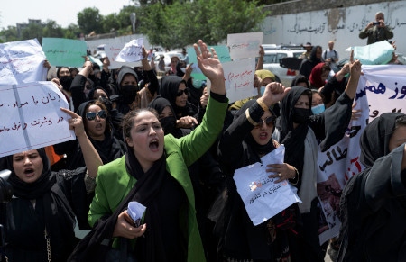 Den 13 augusti ropade afghanska kvinnor ”bröd, arbete, frihet” i en demonstration. Talibanerna sköt skott i luften och slog demonstranter för att upplösa manifestationen.