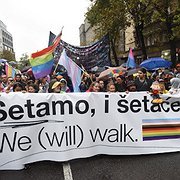 Ett tusental personer deltog i en förkortad EuroPride-manifestation i Belgrad den 17 september 2022. Ett tusental personer deltog i en förkortad EuroPride-manifestation i Belgrad den 17 september 2022.